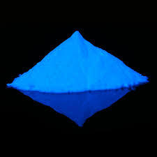  Светещ прах за боя BLO-7D  е универсален луминофор с големина   на частиците 100-120 микрона със синьо светене.Подходящ е за всякакви повърхности.  
